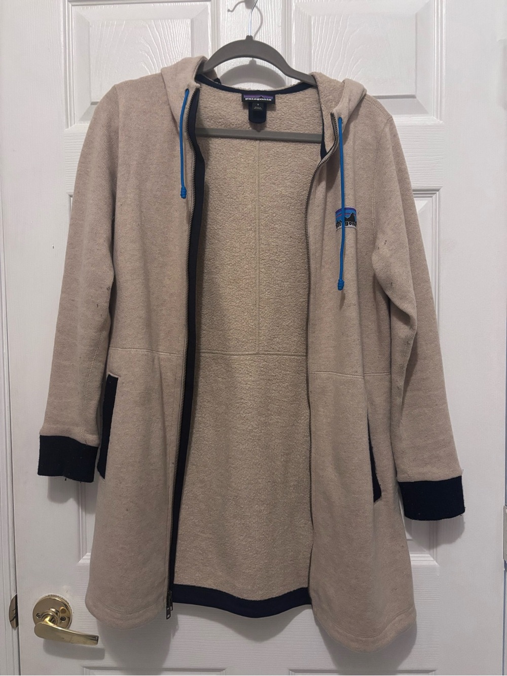 Patagonia Beige Hooded Zip Jacket with Blue Accents - Picture 2 of 11